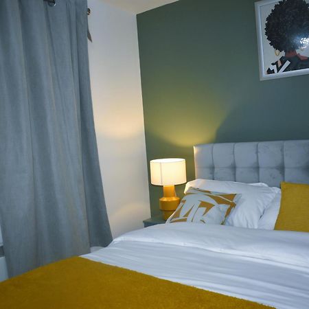 Luxury 2 Bed House With 3 Beds,3 Free Parking Lot In Dartford Near Town Centre, Adjacent Bus Stop, Train Station, Bluewater Mall, 25Mins To London City Airport,20 Miles From Central London Экстерьер фото