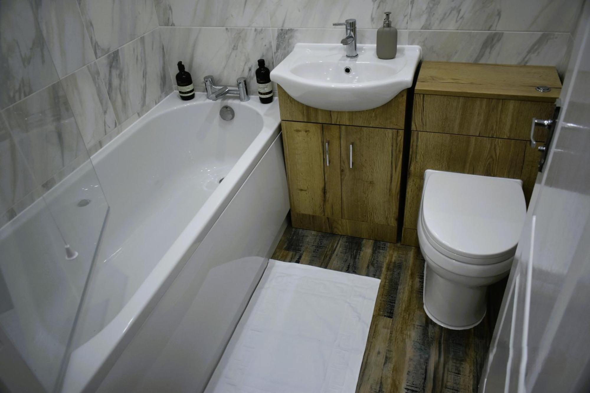 Luxury 2 Bed House With 3 Beds,3 Free Parking Lot In Dartford Near Town Centre, Adjacent Bus Stop, Train Station, Bluewater Mall, 25Mins To London City Airport,20 Miles From Central London Экстерьер фото