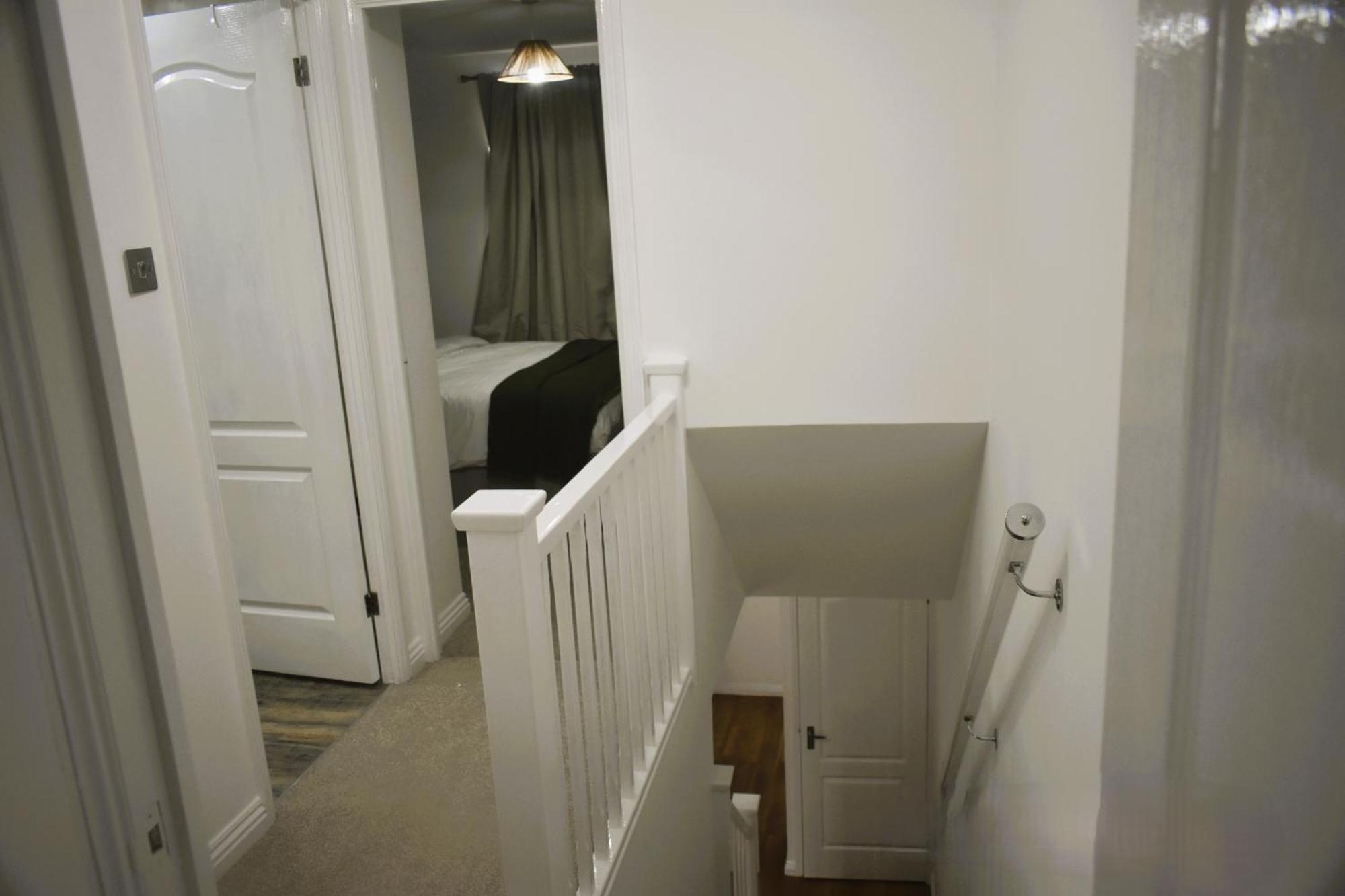 Luxury 2 Bed House With 3 Beds,3 Free Parking Lot In Dartford Near Town Centre, Adjacent Bus Stop, Train Station, Bluewater Mall, 25Mins To London City Airport,20 Miles From Central London Экстерьер фото